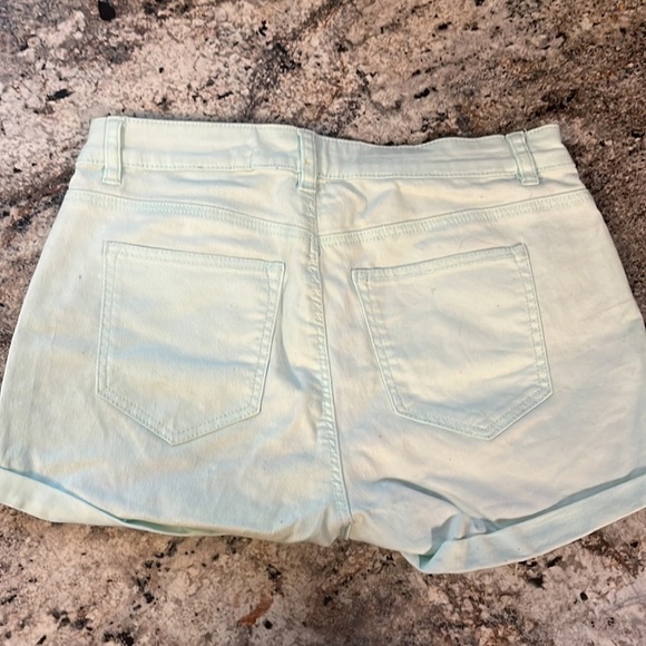 H&m Shorts - Picture 2 of 3